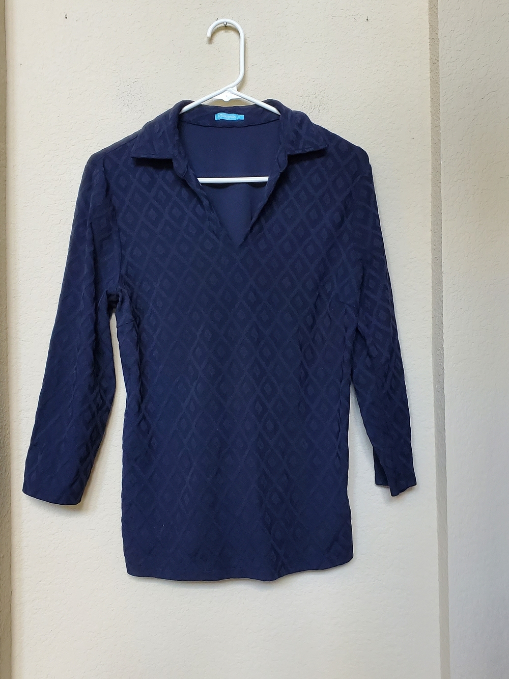 J. McLaughlin Navy Textured V-Neck Long Sleeve Top.   Size Large